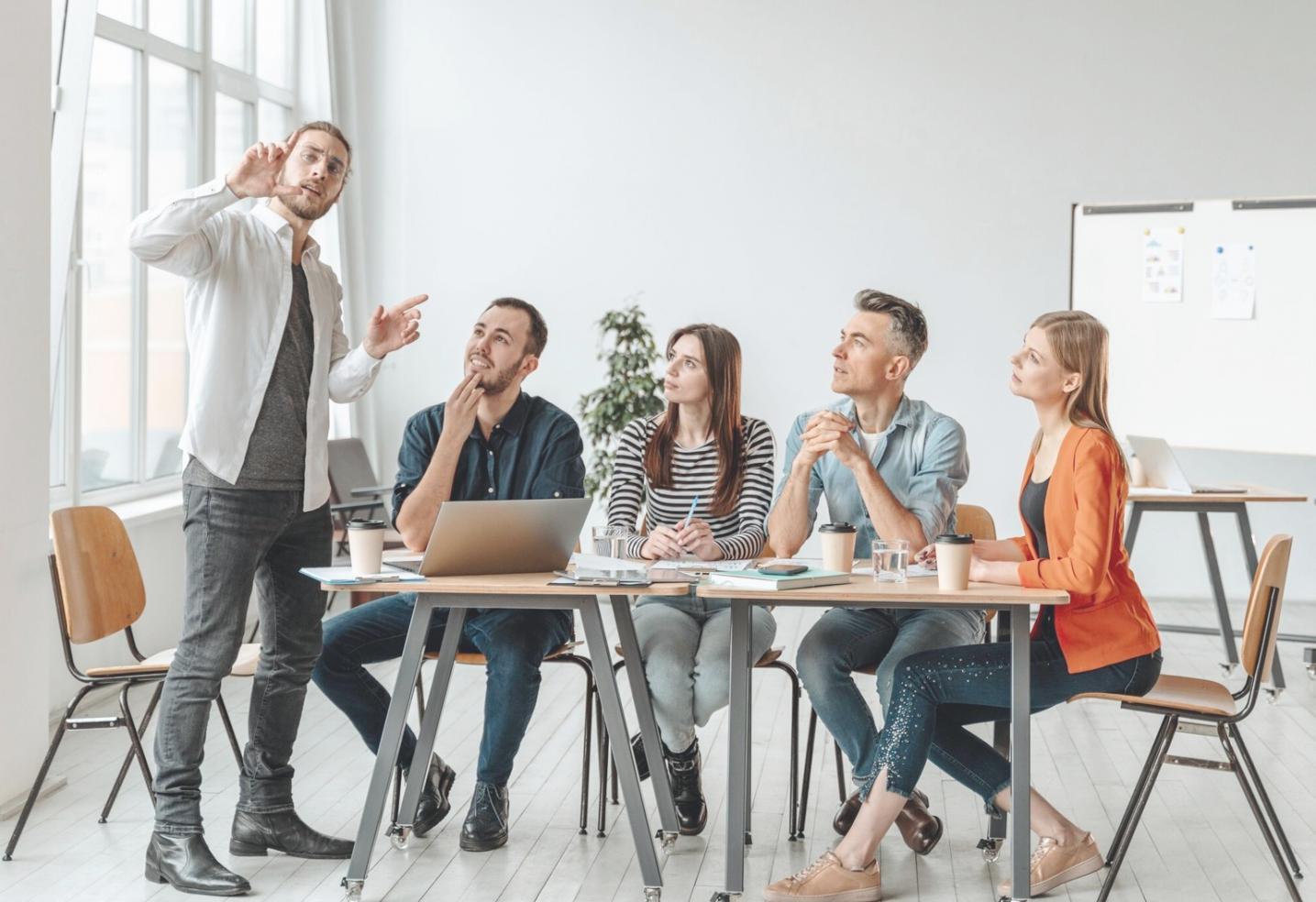 Ambiente de trabajo profesional donde se desarrollan estrategias financieras personalizadas